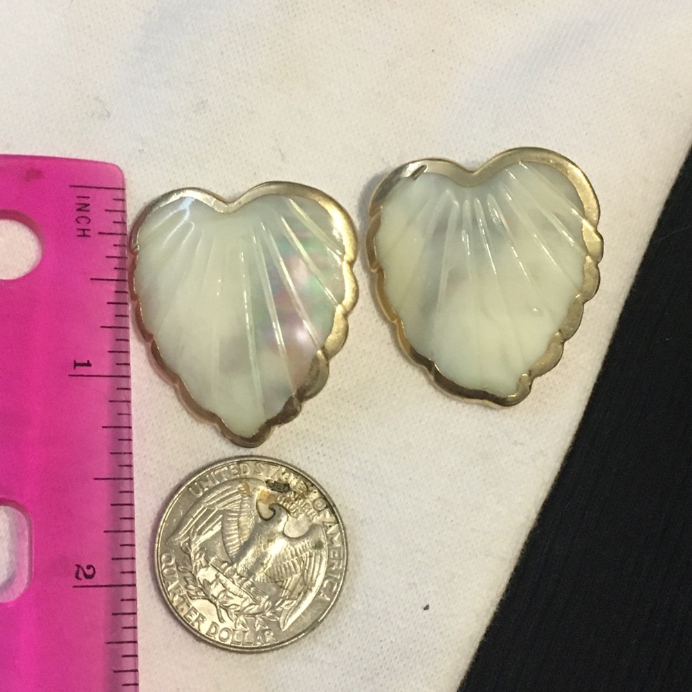 Shell earrings - Picture 2 of 3